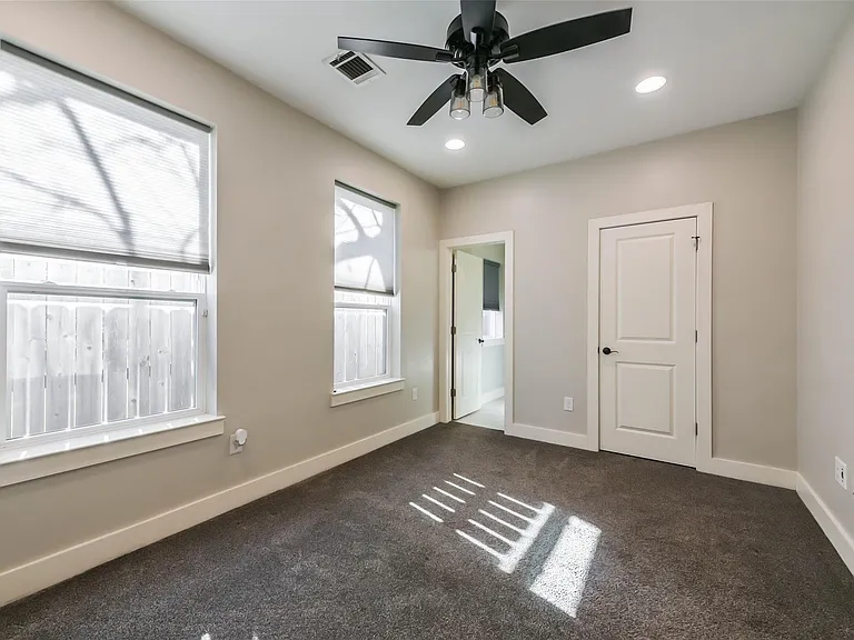 2422 Hadley St — Photo 7