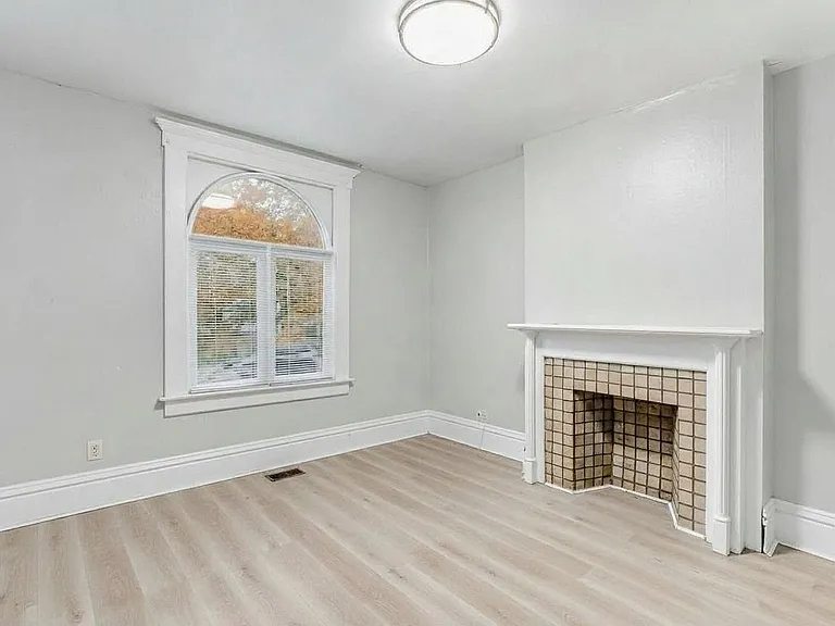 196 W 8th Ave — Photo 5