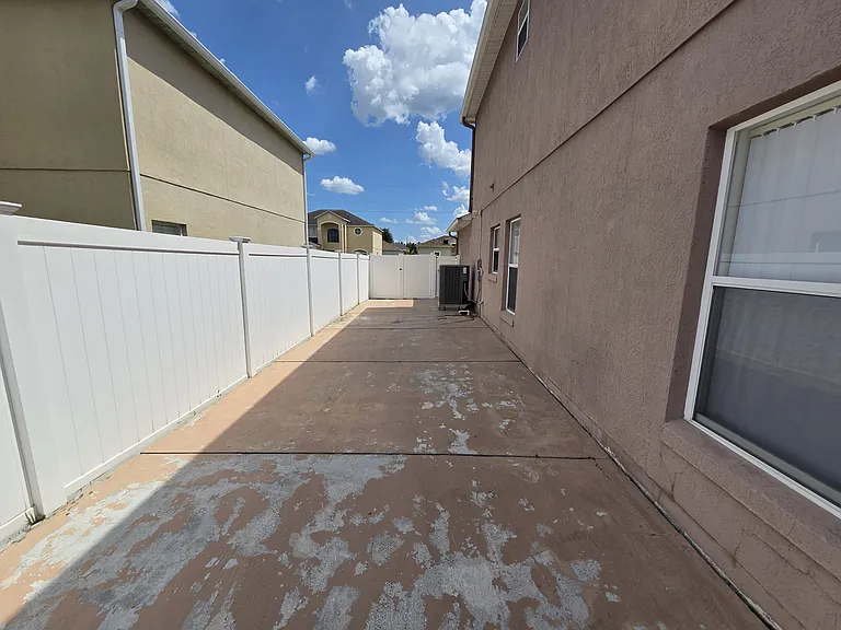 330 Aldershot Ct — Photo 32