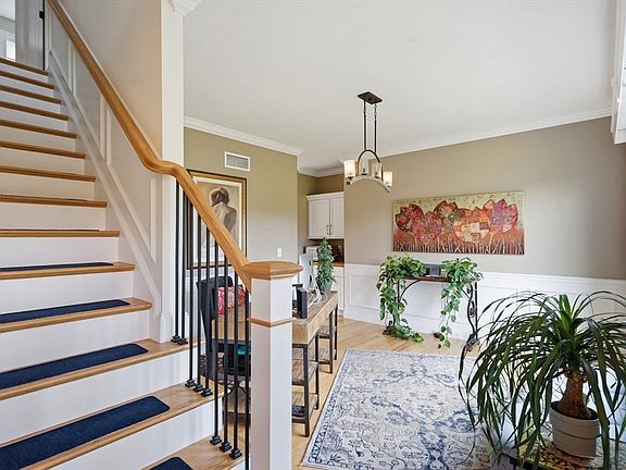 5th image of 277 Yew St