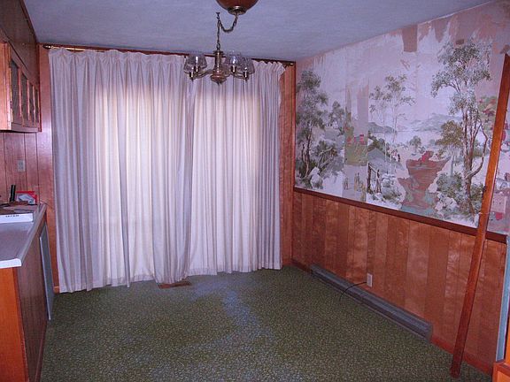Separate dining area-wallpaper will be removed!