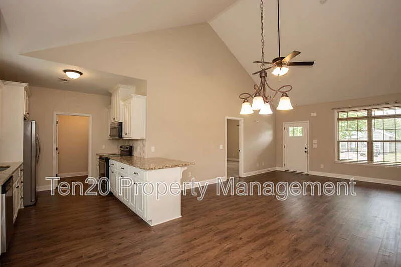 3 bed, 2.0 bath, 1309 sqft, $1,800 — Photo 4