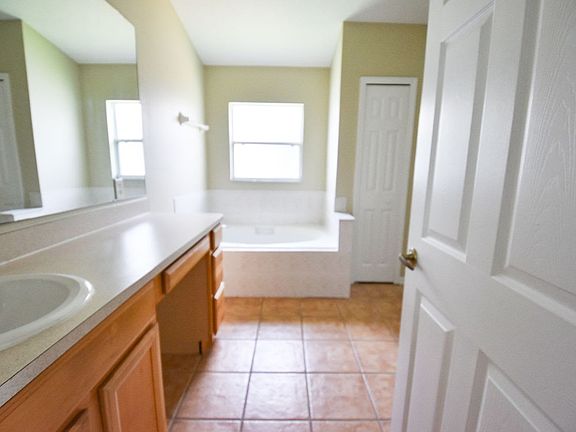 5th image of 135 Sedgewood Cir