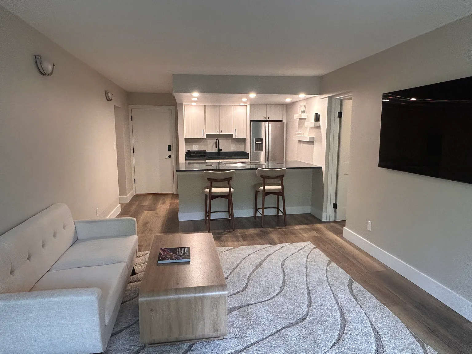 2 bed, 878 sqft, $7,300 — Photo 3