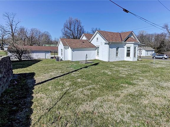 3rd image of 211 W Maple St