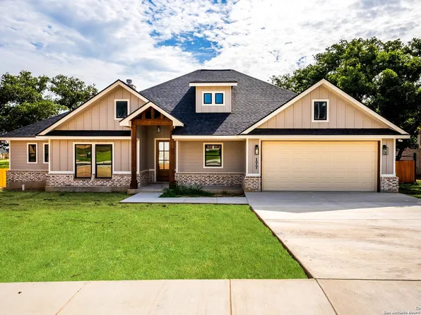 177 W MAGNOLIA CIR, La Vernia, TX 78121