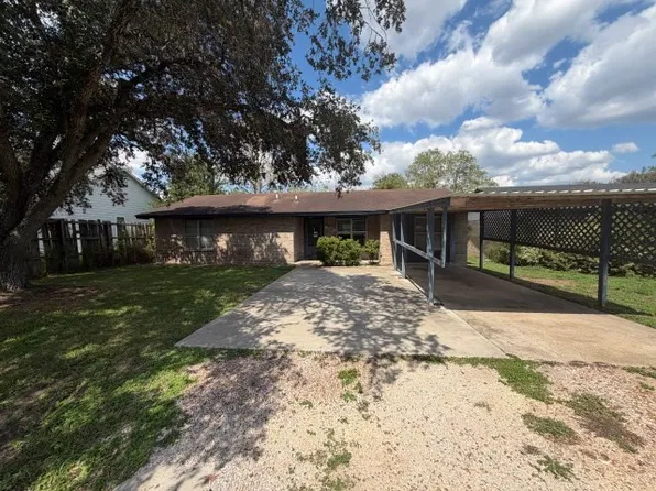 615 Avenue C, Yorktown, TX 78164