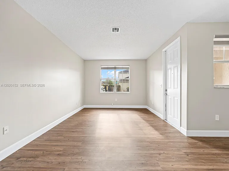 1049 NE 42nd Pl — Photo 11