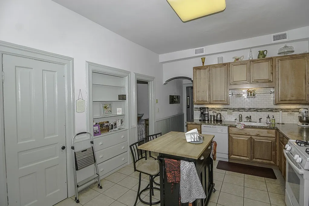 Gorgeous 2 Bed, 1 Bath at Racine + Melrose (Lakeview) — Photo 3