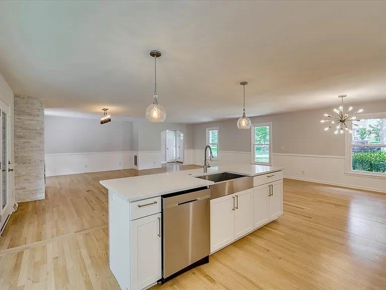 2111 Huron Dr — Photo 14
