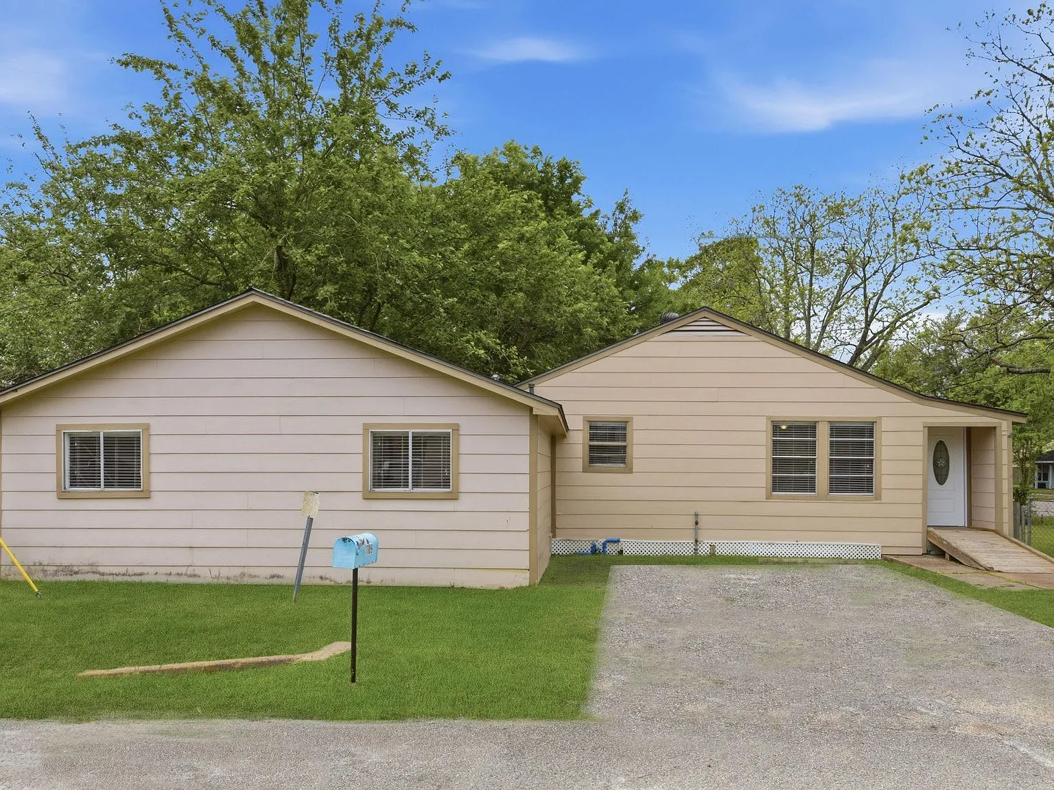 4 bed, 2.0 bath, 1490 sqft, $1,849 — Photo 1