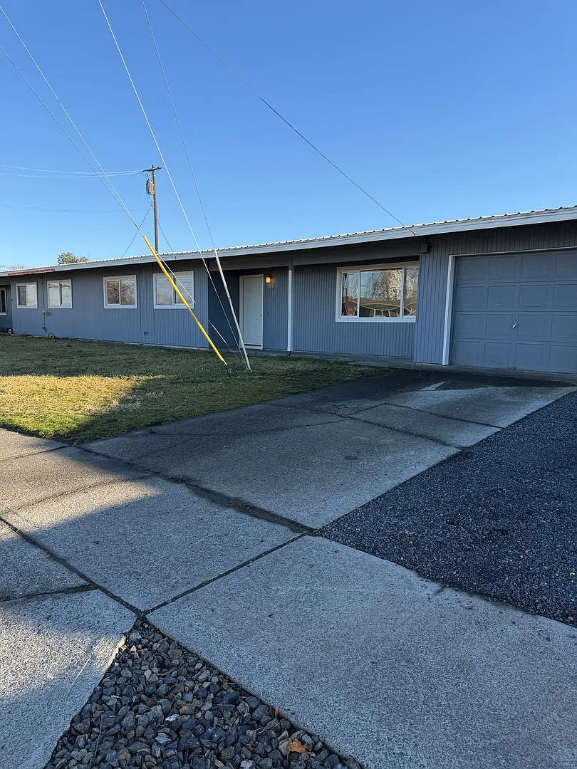Building Photo - 8915 Travis Dr #B