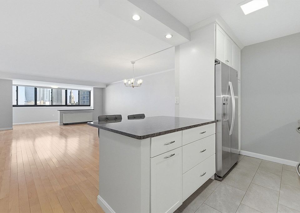 1st image of 9 Hawthorne Pl APT 11J