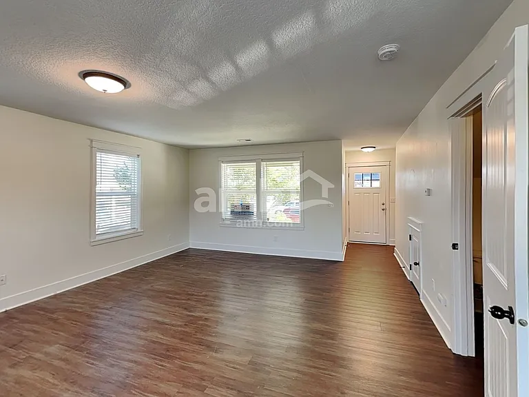 1027 E 16th St — Photo 6