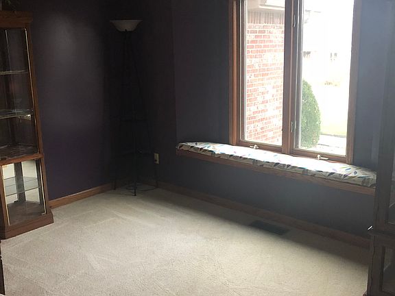 Sitting Room 0ff Entry