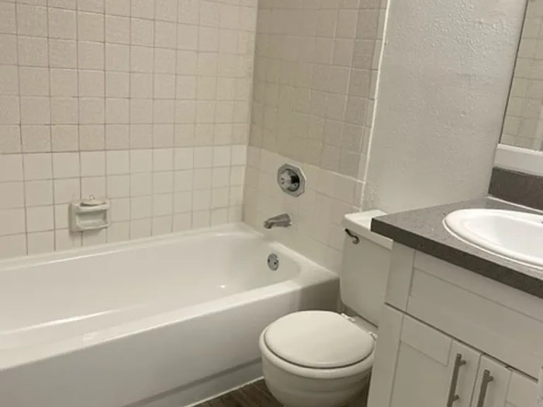 Emerald Cove Apartments — Photo 116