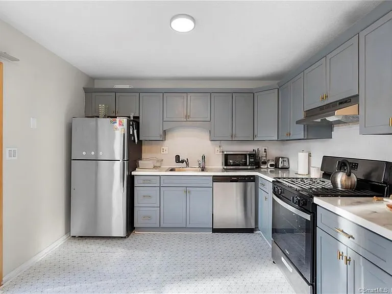 360 W Spring St #A7 — Photo 2