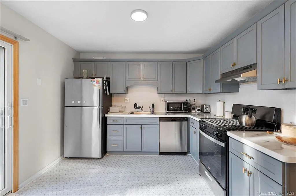 Building Photo - 360 W Spring St #A7