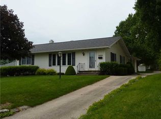 1004 18th St, Belle Plaine, IA 52208