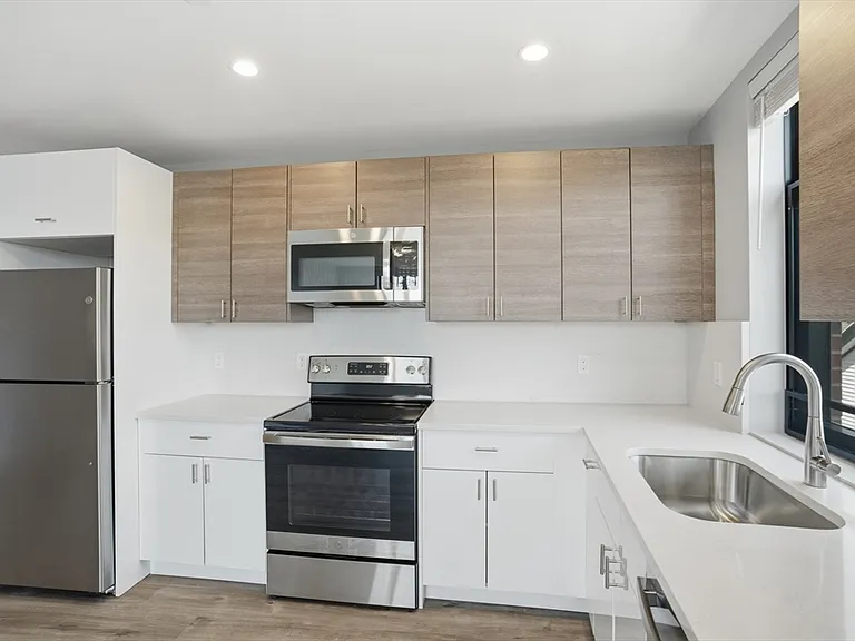 632 Centre St #304 — Photo 2