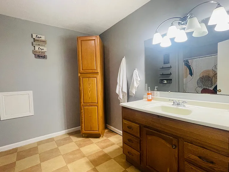 1709 Gandy St — Photo 14