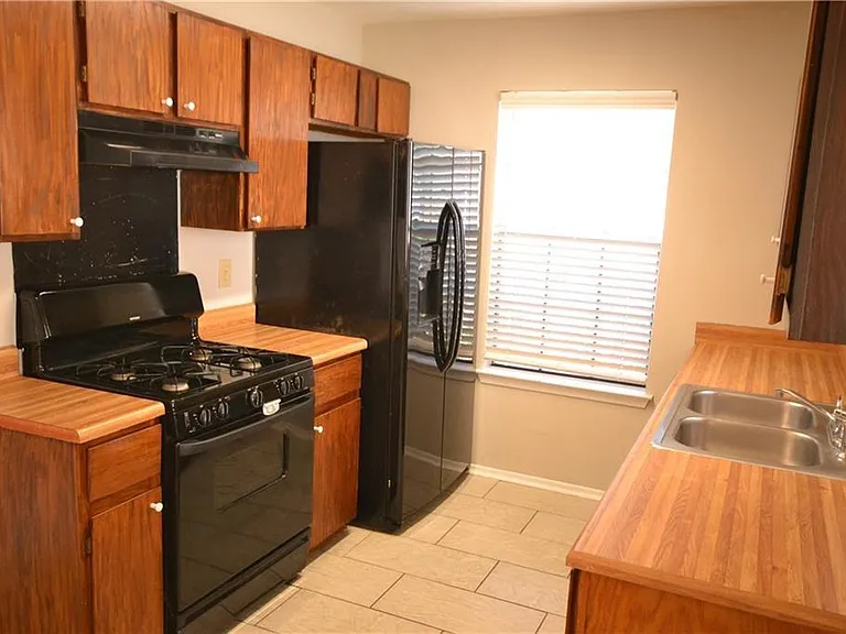 1105 Green Valley Cv — Photo 3