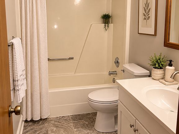 5th image of 1009 Depot Rd APT 8