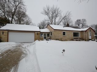 106 W Mall Rd, Glendale, WI 53217