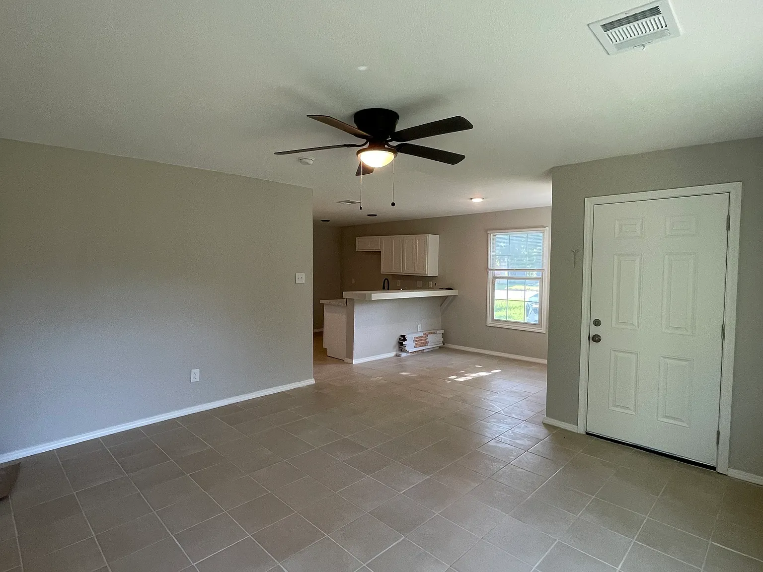 3 bed, 1011 sqft, $1,600 — Photo 4