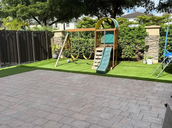 8670 NW 101st Pl, Doral, FL 33178