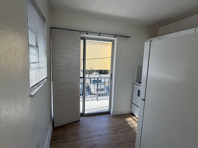 434 SW 6th St #6 — Photo 6