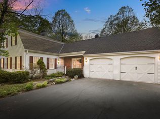 566 Copperfield Dr, Delafield, WI 53018