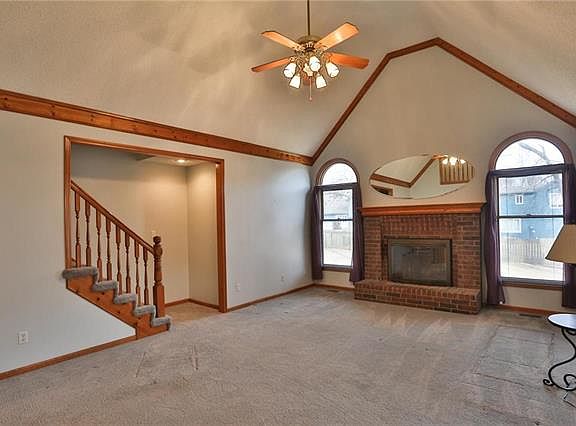 3rd image of 401 NW Chateau Ct