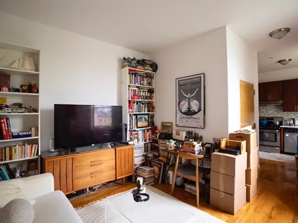 194 Vernon Avenue image 5 of 23