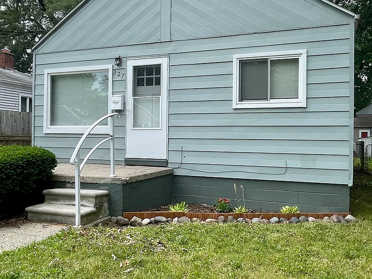 327 Kensington Ave — Photo 2