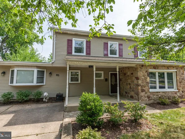 85 Whitewood Dr, Levittown, PA 19057