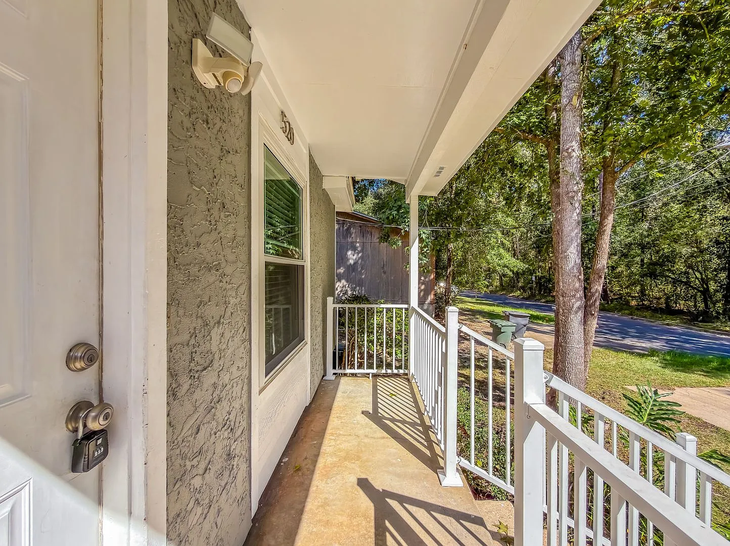 Modern & Renovated 2/1 House W/ Big Bedrooms, Large Yard, & Deck! Stainless Steel Appliances & No... — Photo 2