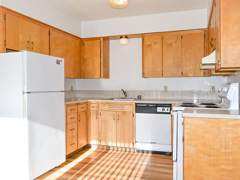 Kathy-Ann Apartments — Photo 37
