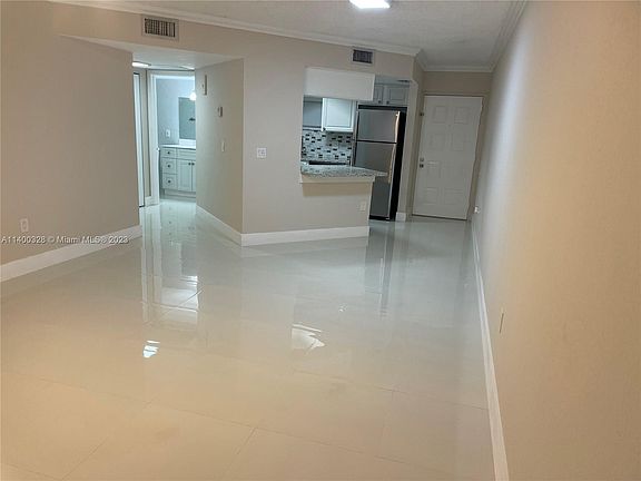 5th image of 8215 Lake Dr #102
