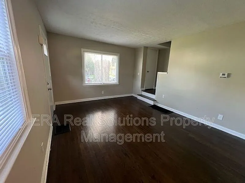 3 bed, 1.0 bath, 784 sqft, $1,250 — Photo 3