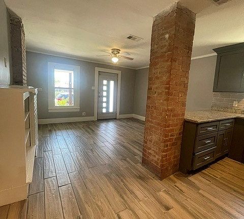 5th image of 402 Graham Ave #402