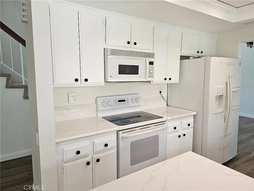3 bed, 2.5 bath, 1717 sqft, $4,800 — Photo 4