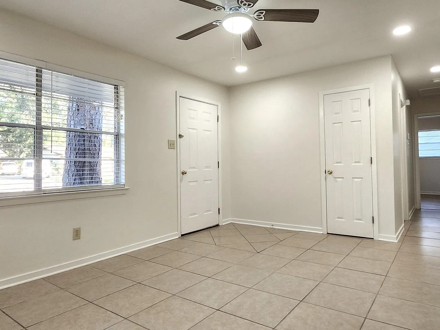 3 bed, 1.0 bath, 1080 sqft, $1,400 — Photo 2