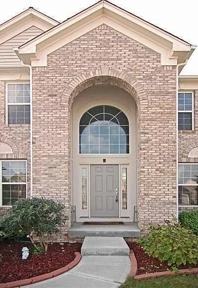 5 bed, 3.5 bath, 4164 sqft, $2,850 — Photo 2