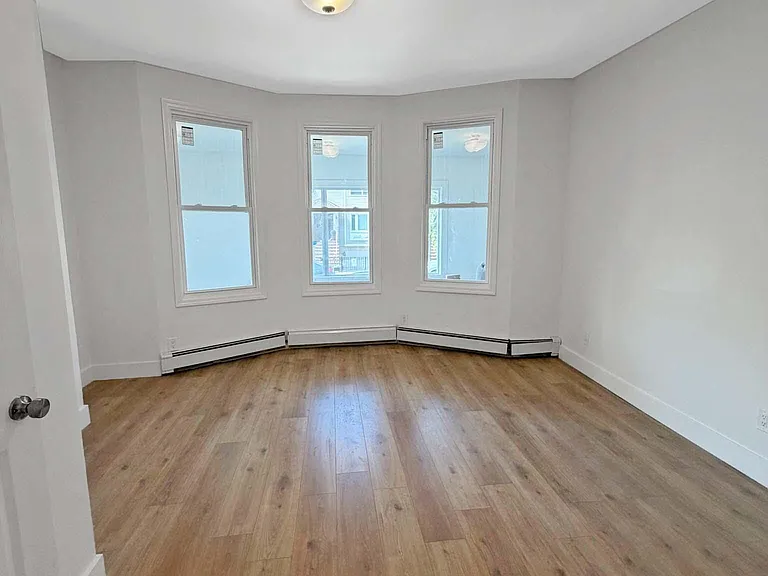 132 Bayview Ave #1 — Photo 5