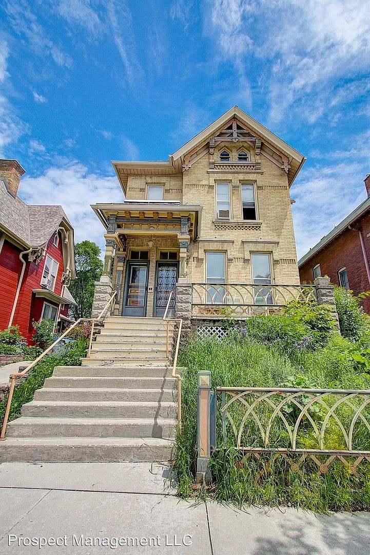 1900 N Warren Ave photo 1