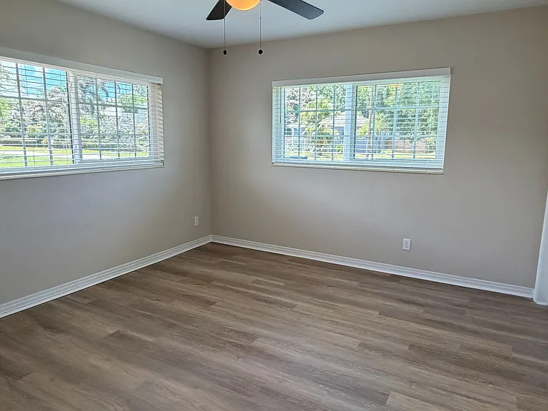 1109 W Plymouth St — Photo 23