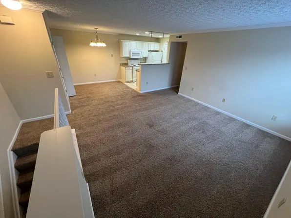 5642 Cypress Chas, Columbus, OH 43228