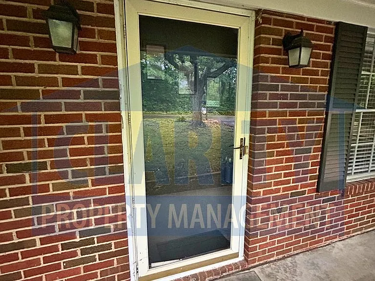 809 Dockery Ln SE — Photo 2