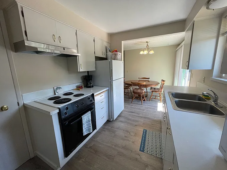 219 NE Kettle St — Photo 8